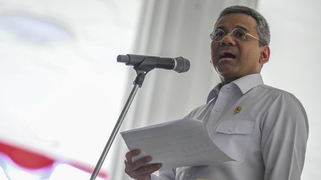 Menteri Keuangan Suahasil Nazara memberikan keterangan pers terkait pelunasan utang obligasi BLBI usai bertemu dengan Presiden Prabowo Subianto di Istana Merdeka, Jakarta, Selasa (22/9/2026). Pemerintah telah melunaskan utang obligasi Bantuan Likuidi