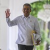 Menteri Keuangan Suahasil Nazara bersiap memberikan keterangan pers terkait pelunasan utang obligasi BLBI usai bertemu dengan Presiden Prabowo Subianto di Istana Merdeka, Jakarta, Selasa (22/9/2026). Pemerintah telah melunaskan utang obligasi Bantuan