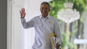 Menteri Keuangan Suahasil Nazara bersiap memberikan keterangan pers terkait pelunasan utang obligasi BLBI usai bertemu dengan Presiden Prabowo Subianto di Istana Merdeka, Jakarta, Selasa (22/9/2026). Pemerintah telah melunaskan utang obligasi Bantuan