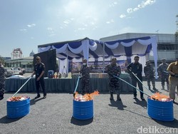 TNI AL Gagalkan Pengiriman 1,4 Juta Rokok Ilegal-9 Ton Pupuk Subsidi