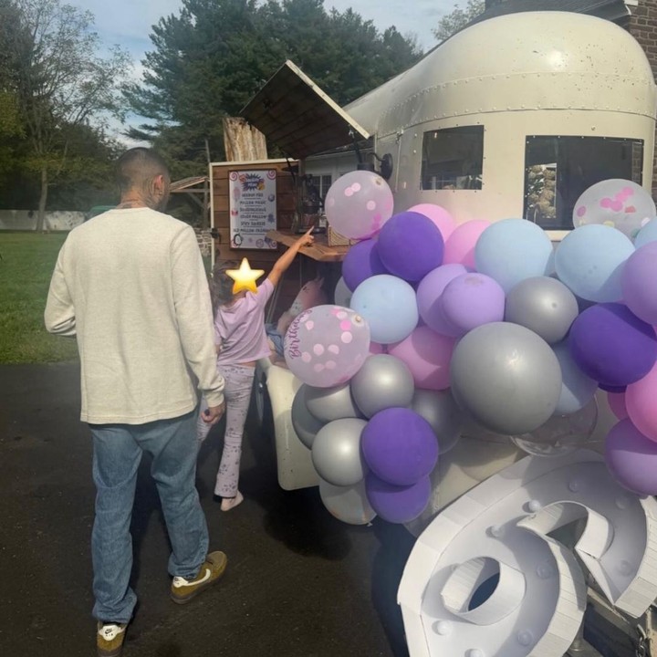<p>Meski Zayn membagikan momen ulang tahun sang putri, pria 33 tahun ini masih merahasiakan wajah Khai dari publik. Zayn dan ibunda Khai, yakni Gigi Hadid, memutuskan untuk menjaga privasi anaknya dengan tidak mempublikasikan wajah sang putri ke publik sejak lahir. (Foto: Instagram @zayn)</p>