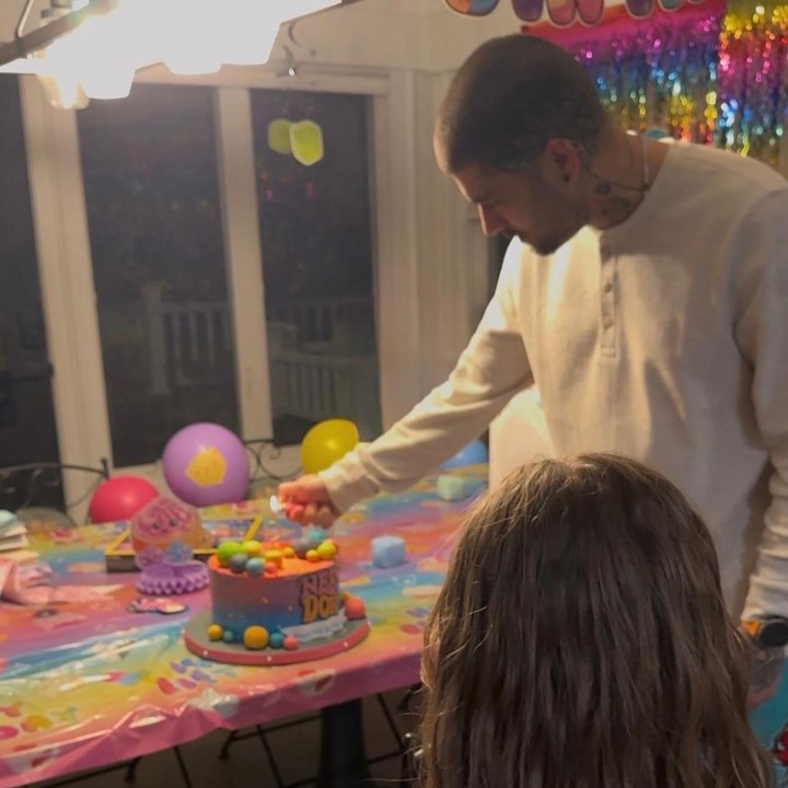 <p>Putri semata wayang Zayn Malik dan Gigi Hadid, Khai Hadid Malik, baru saja merayakan ulang tahun ke-6. Di hari ulang tahunnya, sang ayah Zayn Malik membuat perayaan spesial yang serba colorful. (Foto: Instagram @zayn)</p>