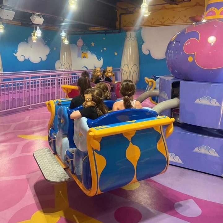 <p>Di hari ulang tahun Khai, Zayn juga membawa putrinya ke area arcade atau pusat hiburan keluarga yang berada di dalam area Nickelodeon Universe, di Amerika Serikat. Khai terlihat mencoba beberapa permainan di tempat ini bersama teman-temannya. (Foto: Instagram @zayn)</p>