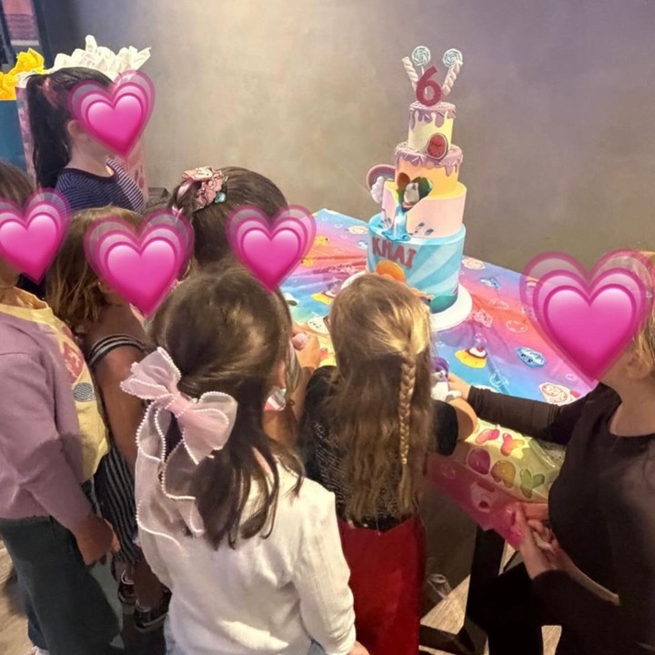 <p>Melalui unggahan di Instagram, Zayn membagikan potret perayaan ulang tahun Khai yang cukup meriah. Anak semata wayang Zayn ini merayakan ulang tahun bersama teman-temannya, Bunda. "Akhir pekan ini ulang tahun Khai yang ke-6!! Terima kasih banyak kepada semua orang yang membuatnya jadi sangat istimewa," tulis sang penyanyi. (Foto: Instagram @zayn)</p>