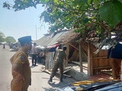 Sering Dipakai Mesum, Bilik Lapak Pedagang di Pantai Labuhan Haji Dibongkar