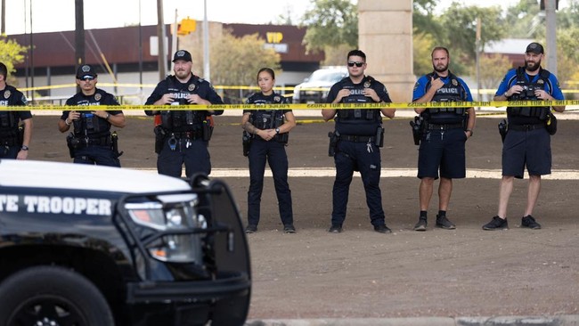Austin police officers face off with protesters (not pictured) after city officials said that a U.S. Immigration and Customs Enforcement (ICE) agent shot a person earlier in the day in Austin, Texas, U.S. September 20, 2026.   REUTERS/Nuri Vallbona