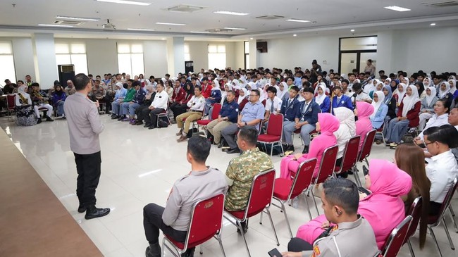 Polres Metro Bekasi Kota mempertemukan 242 ketua OSIS SMA dan SMK se-Kota Bekasi dengan Dandim 0507/Bekasi Kolonel Inf Supri Siswanto dalam kegiatan Pelajar Bertanya Polisi Menjawab, Selasa (22/9/2026).
