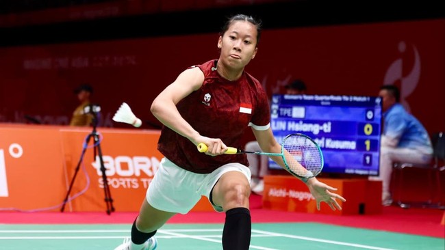 Putri Kusuma Wardani membawa Indonesia unggul 1-0 atas Taiwan pada perempat final beregu putri badminton Asian Games 2026, Selasa (22/9).