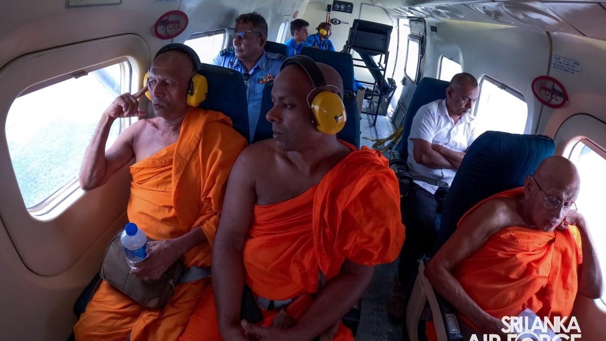 Kekeringan, Sri Lanka Kirim 3 Biksu Terbang Berdoa Dekat Langit