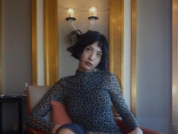 Soal asmara, saat ini Nana tengah menjalin hubungan dengan seorang model lebih muda bernama Chae Jong Seok. Keduanya diketahui menjalin hubungan setelah membintangi MV dari Baek Ji Young berjudul 'That's Right'./ foto: instagram.com/jin_a_nana