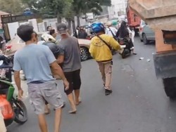 Video Detik-detik Truk Diduga Rem Blong Tabrak 4 Kendaraan di Lampung