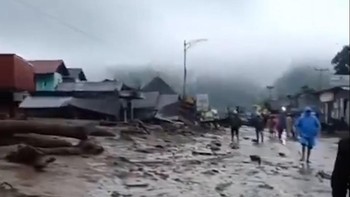 Banjir bandang menerjang kawasan kantor Bupati Solok, Sumatera Barat pada Senin (21/9).