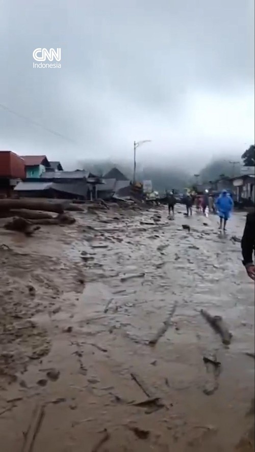 Banjir bandang menerjang kawasan kantor Bupati Solok, Sumatera Barat pada Senin (21/9).