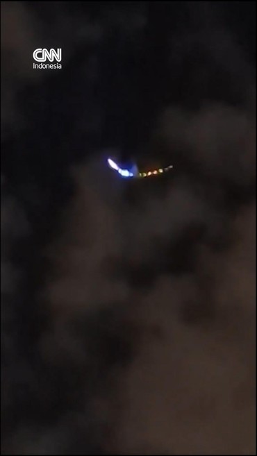 Rekaman video menunjukkan objek bercahaya misterius yang melayang di langit Teheran, Iran pada Minggu (20/9).