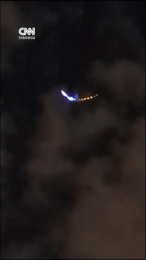 Rekaman video menunjukkan objek bercahaya misterius yang melayang di langit Teheran, Iran pada Minggu (20/9).