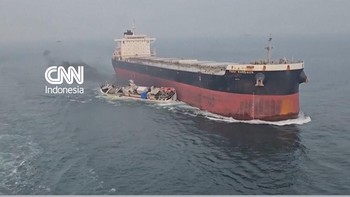 Rekaman video menunjukkan ketika sebuah kapal nelayan China bertabrakan dengan kapal kargo di selat Singapura pada Kamis (17/9).
