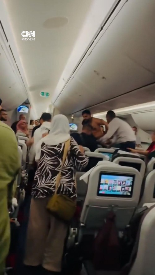 Momen Dua Pria Baku Hantam di Kabin Pesawat, Penumpang Histeris