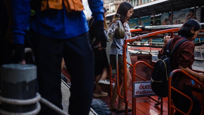 Commuters board the Khlong Saen Saep boat service that runs along the Saen Saep Canal in Bangkok on September 21, 2026. (Photo by ANTHONY WALLACE / AFP)