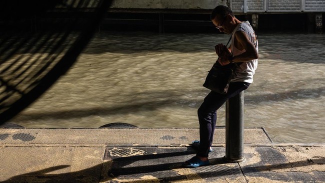 A man waits for the Khlong Saen Saep boat service that runs along the Saen Saep Canal in Bangkok on September 21, 2026. (Photo by ANTHONY WALLACE / AFP)