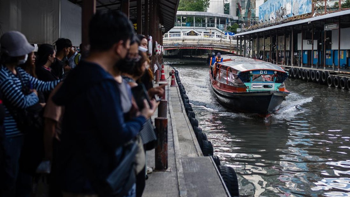 Commuters wait to board the Khlong Saen Saep boat service that runs along the Saen Saep Canal in Bangkok on September 21, 2026. (Photo by ANTHONY WALLACE / AFP)
