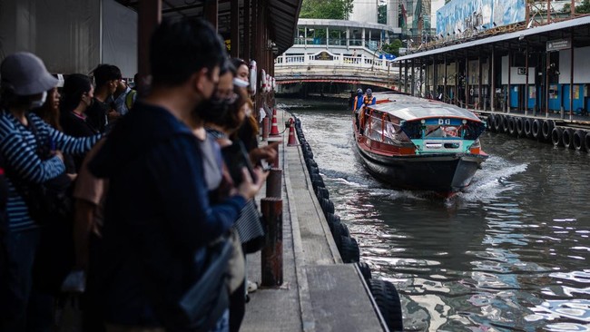 Commuters wait to board the Khlong Saen Saep boat service that runs along the Saen Saep Canal in Bangkok on September 21, 2026. (Photo by ANTHONY WALLACE / AFP)