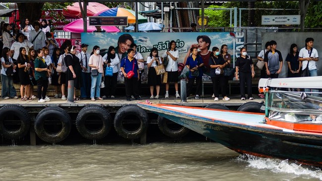 Commuters prepare to travel on the Khlong Saen Saep boat service that runs along the Saen Saep Canal in Bangkok on September 21, 2026. (Photo by ANTHONY WALLACE / AFP)