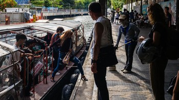 Commuters disembark from the Khlong Saen Saep boat service that runs along the Saen Saep Canal in Bangkok on September 21, 2026. (Photo by ANTHONY WALLACE / AFP)