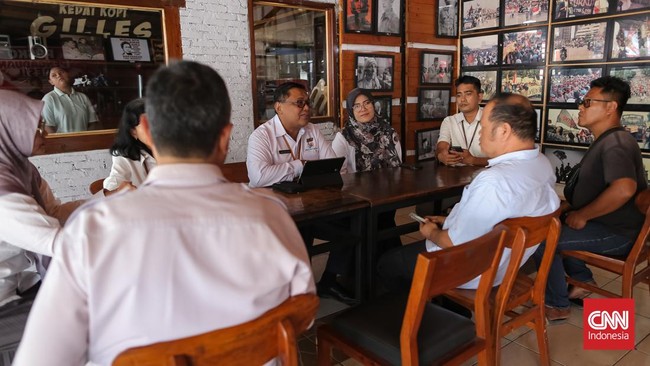 Warga datangi Posko Pengaduan Desil di Bumi Pospera Jakarta pada Selasa (22/9) untuk menginventarisasi data yang tidak sesuai dengan predikat desil.
