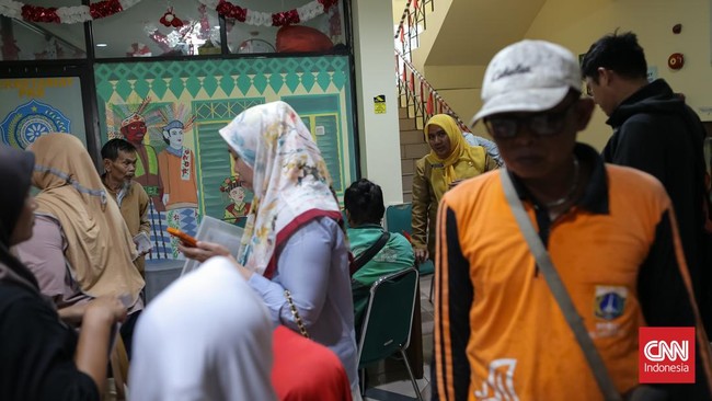 Warga datangi Posko Pengaduan Desil di Bumi Pospera Jakarta pada Selasa (22/9) untuk menginventarisasi data yang tidak sesuai dengan predikat desil.