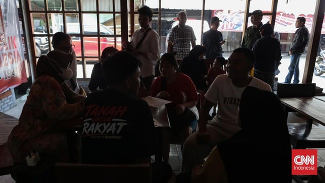 Warga datangi Posko Pengaduan Desil di Bumi Pospera Jakarta pada Selasa (22/9) untuk menginventarisasi data yang tidak sesuai dengan predikat desil.