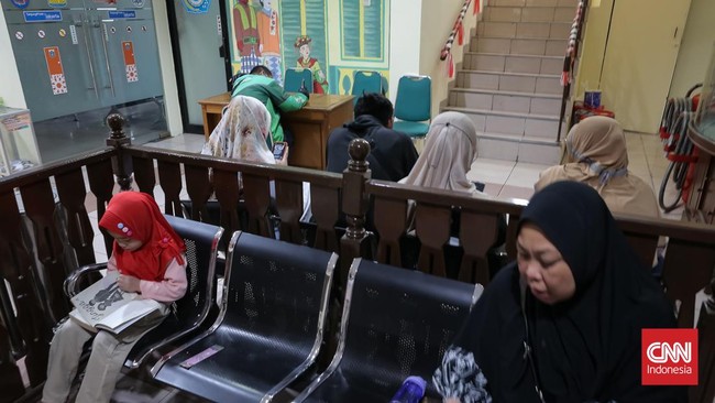 Warga datangi Posko Pengaduan Desil di Bumi Pospera Jakarta pada Selasa (22/9) untuk menginventarisasi data yang tidak sesuai dengan predikat desil.