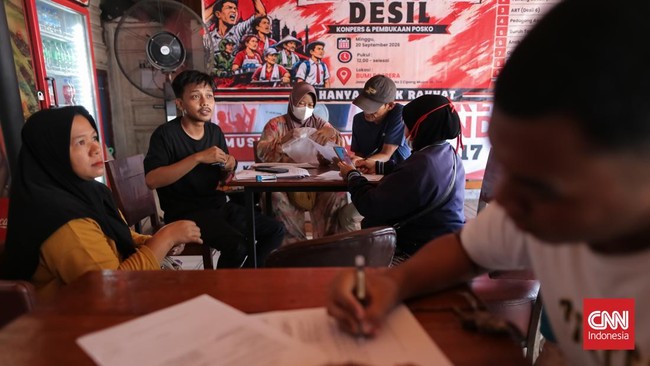 Warga datangi Posko Pengaduan Desil di Bumi Pospera Jakarta pada Selasa (22/9) untuk menginventarisasi data yang tidak sesuai dengan predikat desil.