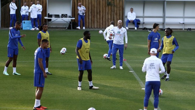 Zidane Dikawal Ketat Saat Latih Timnas Prancis