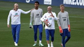 Soccer Football - Nations League - France Training - INF Clairefontaine, Clairefontaine-en-Yvelines, France - September 21, 2026France coach Zinedine Zidane with goalkeeping coach Fabien Barthez, Jean Butez and Guillaume Restes during training REUTER