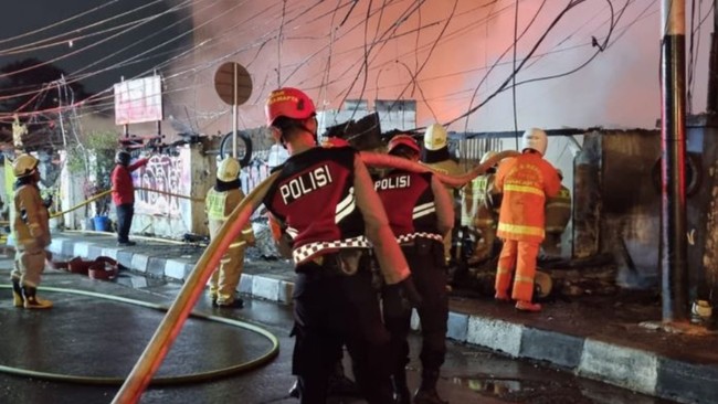 Kebakaran yang menghanguskan 18 rumah dan empat tempat usaha di Jalan Teuku Nyak Arif, RT 05/01, Kebayoran Lama Utara, Kebayoran Lama, Jakarta Selatan, Rabu (23/9/2026). ANTARA/Luthfia Miranda Putri.
