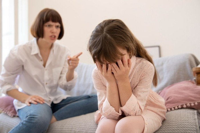 ciri kepribadian anak yang tumbuh besar dengan penuh kritik orang tua adalah suka bicara negatif pada diri sendiri