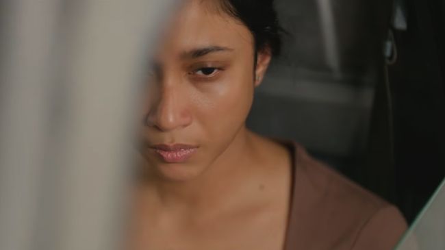 Bisikan Desa Grinsing resmi tayang di bioskop pada 24 September 2026. Ini jadi film horor Indonesia teranyar yang dibintangi oleh Aghniny Haque.