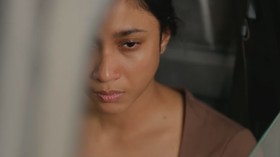 Bisikan Desa Grinsing resmi tayang di bioskop pada 24 September 2026. Ini jadi film horor Indonesia teranyar yang dibintangi oleh Aghniny Haque.