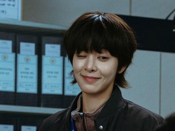 Dengan rasa keadilan yang tinggi, Jae Hee tak gentar terjun ke situasi apapun demi menangkap pelaku kriminal. Bahkan, ia sangat dipercaya oleh rekan-rekannya./ Foto: instagram.com/tvn_drama