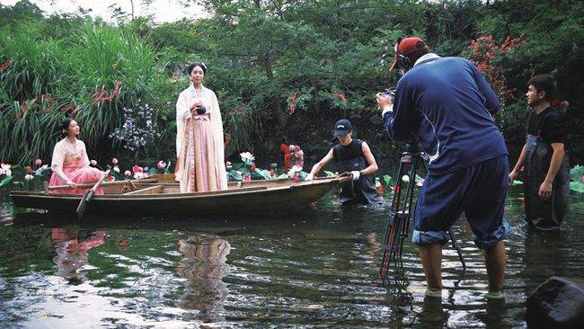 The Haojiahuo team films a water scene for a period drama.