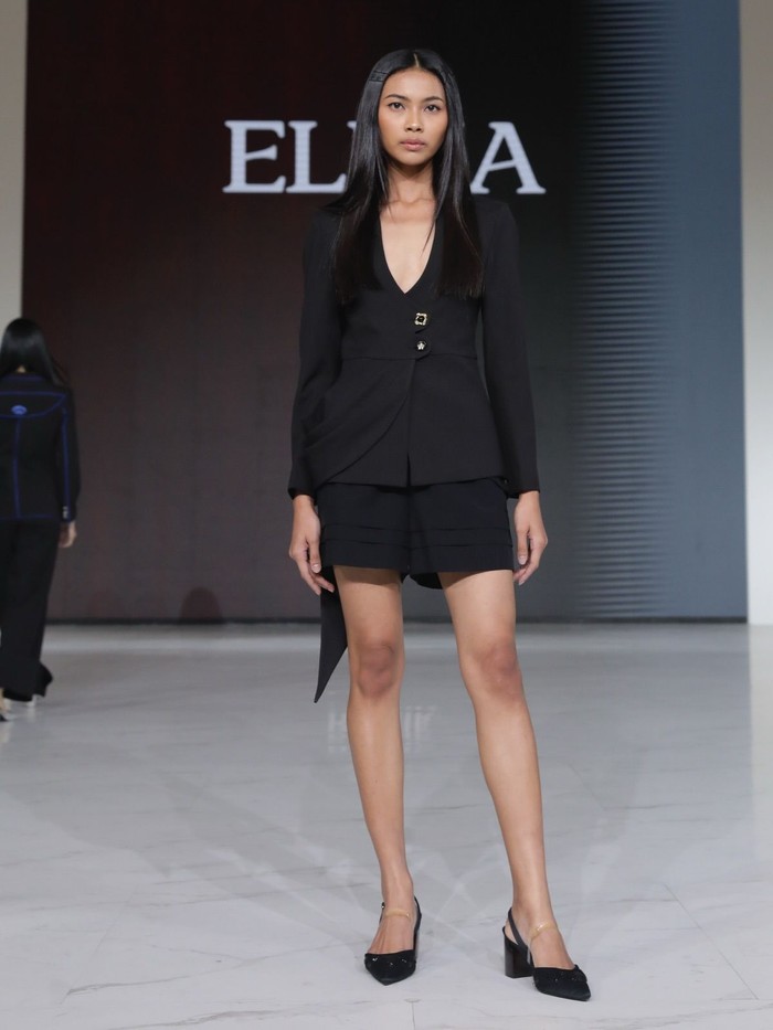 Salah satu koleksinya ini, menampilkan blazer fitted dengan kerah V yang dibuat lebih rendah. Dipadukan dengan tailored shorts yang diberi aksen berlipat. Menariknya, ada detail hem asimetris di sisi kiri yang membuat kesan unik, modern, tapi tetap elegan. (Foto: Dok. Senayan City)