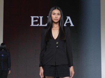 Salah satu koleksinya ini, menampilkan blazer fitted dengan kerah V yang dibuat lebih rendah. Dipadukan dengan tailored shorts yang diberi aksen berlipat. Menariknya, ada detail hem asimetris di sisi kiri yang membuat kesan unik, modern, tapi tetap elegan. (Foto: Dok. Senayan City)