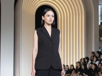 Tak kalah menarik, koleksi ini menampilkan blazer tanpa lengan yang beri aksen pleated train, lalu dipadukan dengan tailored shorts. Dari depan, menampilkan kesan yang simple dan fit body, lalu bagian belakangnya menambah sisi anggun dan bergaya. (Foto: Dok. Senayan City)