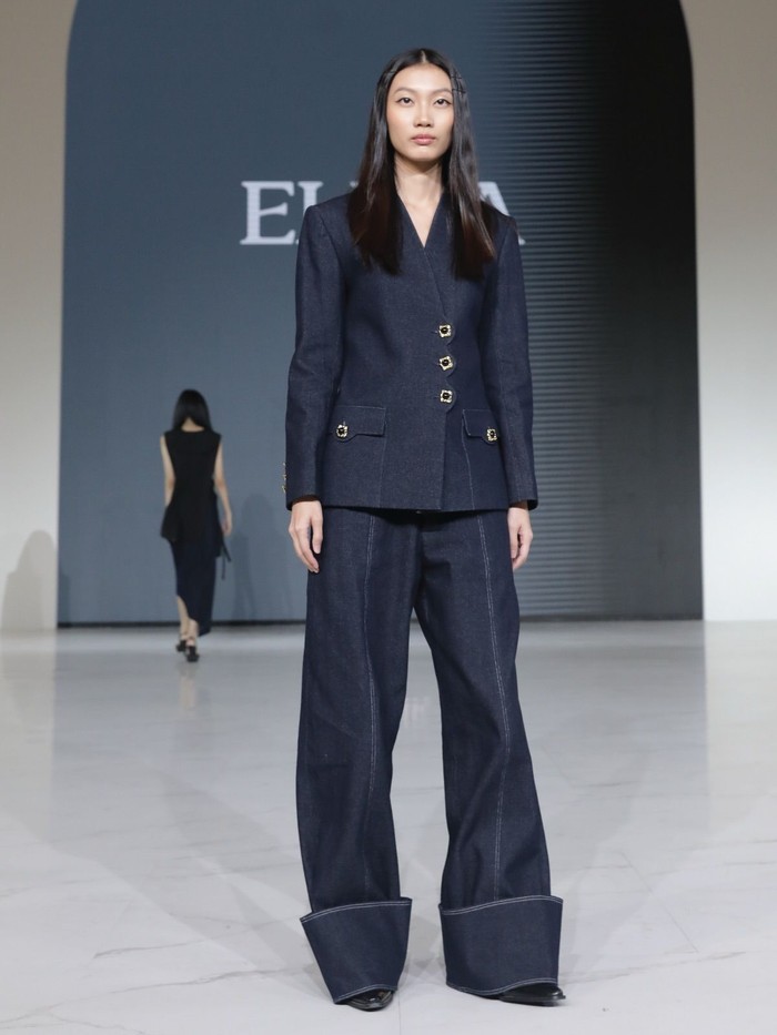 ELIMA pun menghadirkan beberapa koleksi dengan material denim. Blazer lengan panjang yang dipadukan dengan celana potongan wide-leg longgar dengan lipatan bawah yang lebar. Kancing yang ditambahkan membuat setelan ini terlihat manis, elegan, dan tegas. (Foto: Dok. Senayan City)
