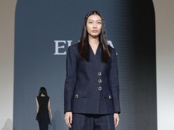 ELIMA pun menghadirkan beberapa koleksi dengan material denim. Blazer lengan panjang yang dipadukan dengan celana potongan wide-leg longgar dengan lipatan bawah yang lebar. Kancing yang ditambahkan membuat setelan ini terlihat manis, elegan, dan tegas. (Foto: Dok. Senayan City)