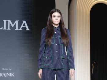 Menariknya, ada juga koleksi bahan denim stripes. Atasannya dibuat seperti kemeja dengan empat kantong, lalu diberi tambahan lis hijau yang kontras. Sementara itu, celananya masih potongan wide-leg longgar dengan lipatan bawah yang lebar. (Foto: Dok. Senayan City)