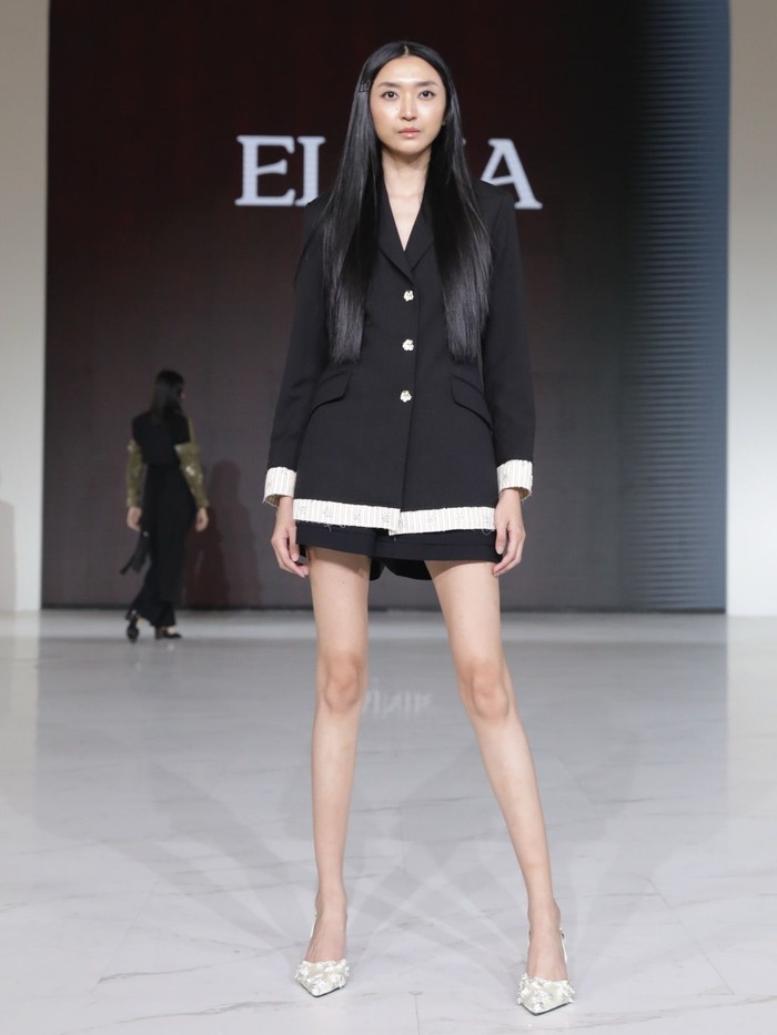 Kalau ingin tampilan simple dan klasik, koleksi ini memadukan blazer hitam dan celana pendek yang pas untuk gaya sehari-hari. Tambahan aksen di batas lengan dan badan blazer menambah kesan manis dan menyatu dengan kancingnya. (Foto: Dok. Senayan City)
