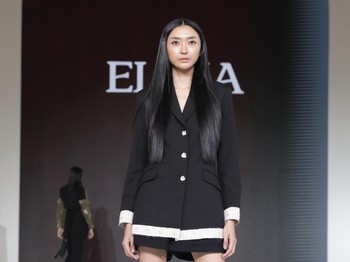 Kalau ingin tampilan simple dan klasik, koleksi ini memadukan blazer hitam dan celana pendek yang pas untuk gaya sehari-hari. Tambahan aksen di batas lengan dan badan blazer menambah kesan manis dan menyatu dengan kancingnya. (Foto: Dok. Senayan City)