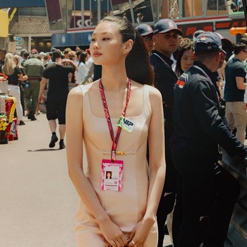 Get The Look: OOTD Musim Panas yang Chic dari Hoyeon saat Nonton F1