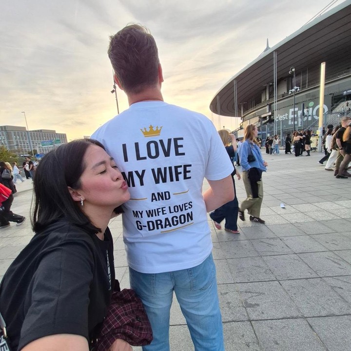 <p>Gracia tak sendiri. Perempuan 36 tahun ini menonton konser BIGBANG ditemani suaminya, Jeffrey Slijpen. Gaya pakaian suami Gracia saat nonton konser berhasil bikin salfok. Jeffrey memakai kaus putih dengan tulisan '<em>I Love Mya Wife and My Wife Loves G-Dragon</em>'. Perlu diketahui, G-Dragon adalah personel dan <em>leader</em> grup BIGBANG. (Foto: Instagram @graciaz14)</p>
